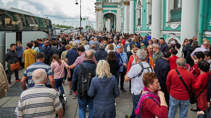 Локдаун привил любовь к искусству: у Эрмитажа скопились очереди из заскучавших и вакцинированных