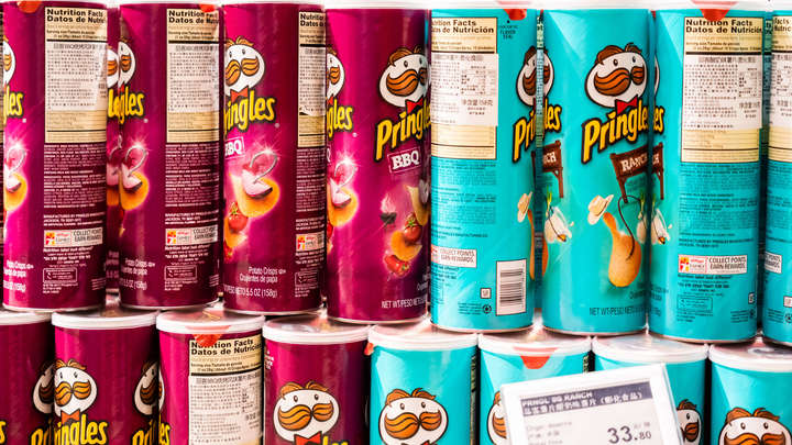 Чипсы Pringles исчезли совсем: запасы продукции Kellogg  на складах кончились