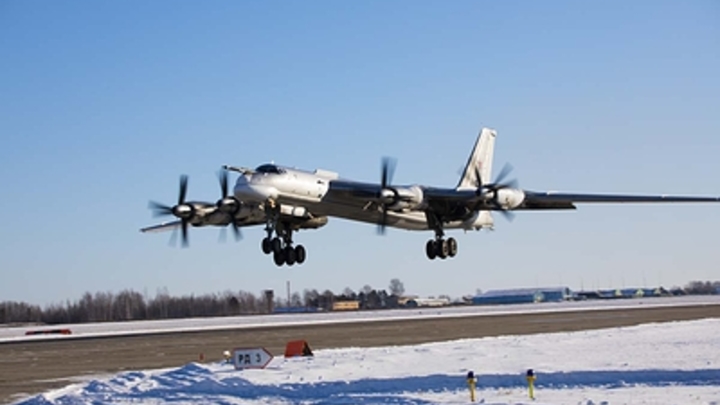 Сложная погода - не помеха для Ту-95МС: Минобороны России опубликовало кадры полёта бомбардировщиков