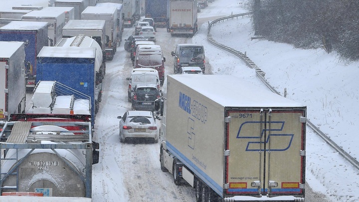 На границе России выстроились гигантские очереди из фур