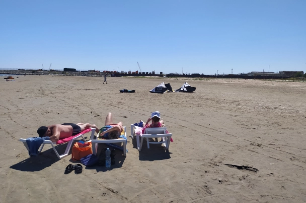 Нормально себя веди!: Дагестанки пытались пристыдить девушек в купальниках