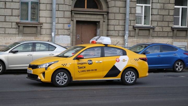 Сбежавшего водителя грузовика, раздавившего такси в центре Москвы, задержали
