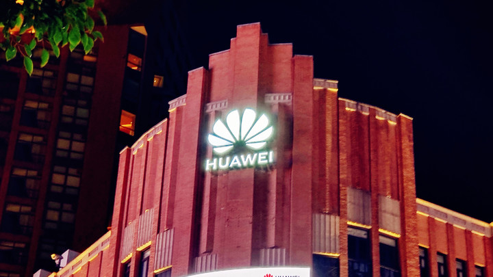 “Известия”: Крупнейшая китайская компания Huawei планирует окончательно покинуть Россию