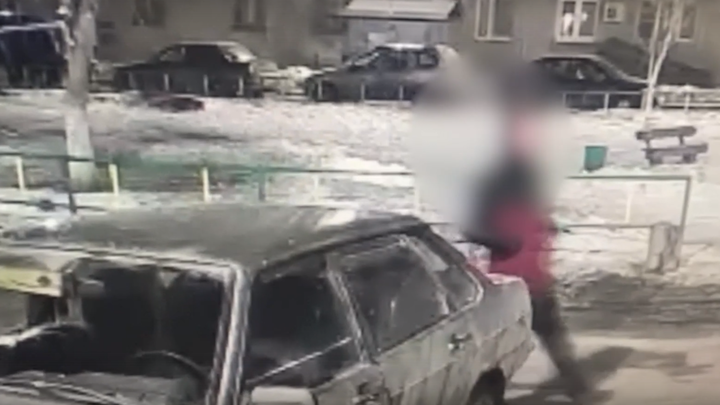 Не смог угнать — сжёг. Пироман попал на видео