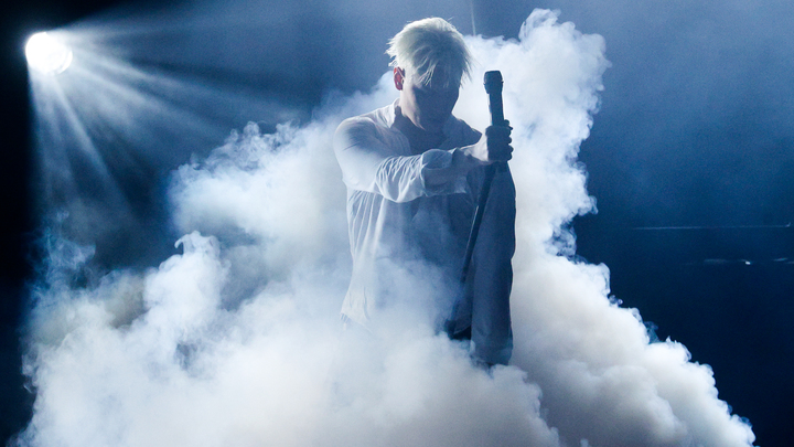 Чемоданчик, красная кнопка - пуск? Певца SHAMAN на сцене занесло