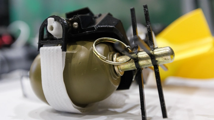 Взрыв прогремел в студии украинской радиостанции Армия FM. Сувенир взорвался прямо в руках у журналистки