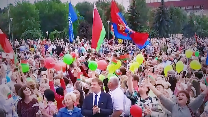 Бабий бунт в Белоруссии повторит судьбу Гонконга? Прекрасная половина Минска пришла с зонтиками