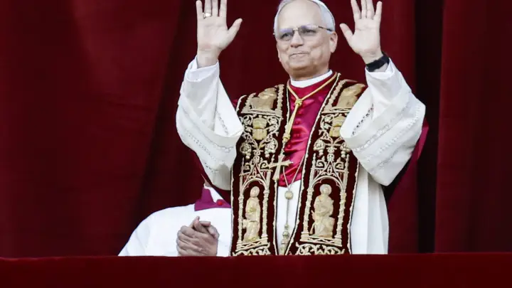 Новый папа римским обратился к католикам на двух языках