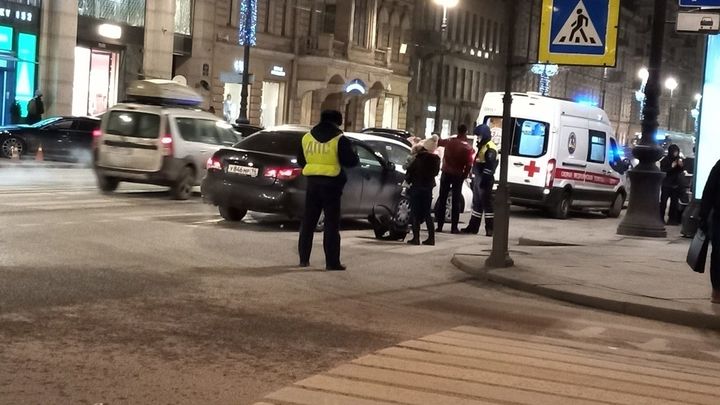Водитель такси нанес серьезные травмы пешеходу, которого сбил в центре Петербурга