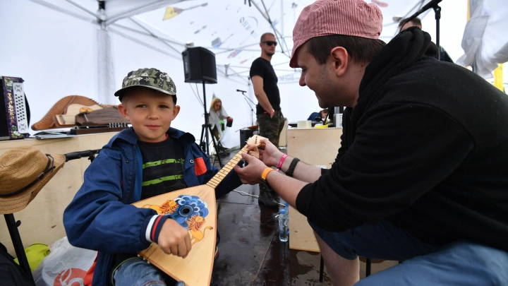 Учитель по балалайке из Екатеринбурга душил учеников пакетами и сталкерил  в сети