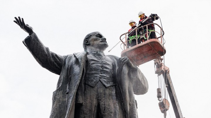 В Екатеринбурге устроили головомойку памятнику Ленина на Площади 1905 года