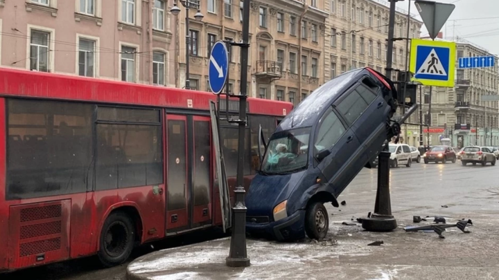 Сказочный «каскадер»: в Петербурге пассажирский автобус закинул легковушку на столб