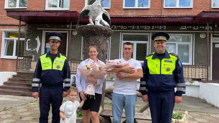 В подмосковном Протвино сотрудники ГИБДД с мигалкой доставили роженицу в роддом