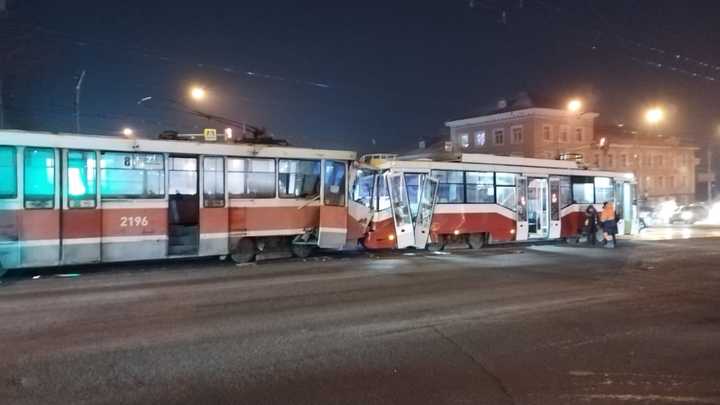 В Сети появилось видео столкновения двух трамваев в Новосибирске