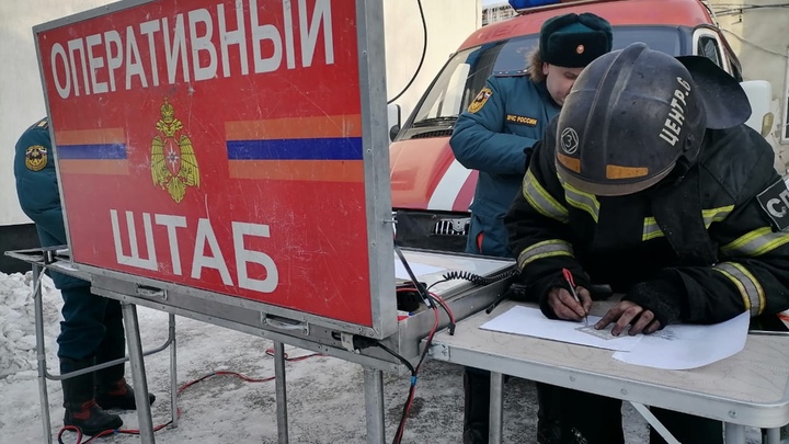 Челябинские пожарные нашли в горящем цехе с матрасами погибшего человека
