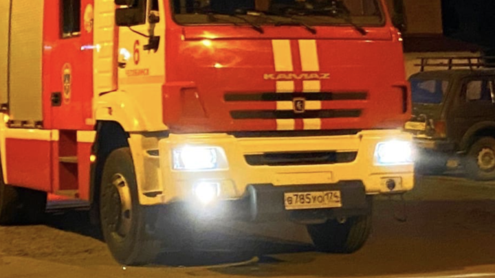В Челябинской области на трассе М-5 загорелась фура и заблокировала полосу