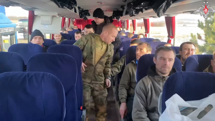 Двое из 195: петербуржцы вернулись домой после украинского плена