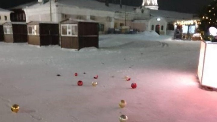 В центре Шуи вандалы разбили украшения главной ёлки города и разнесли фотозону