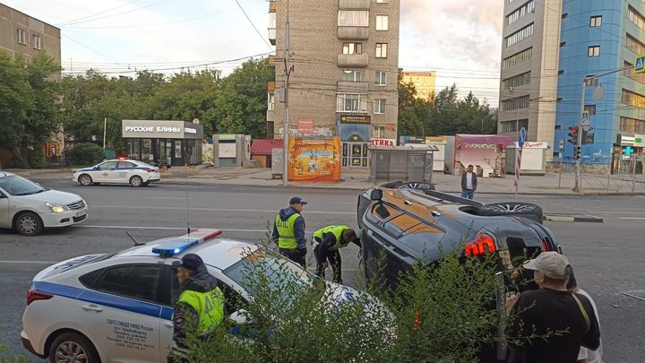 В Новосибирске гонщица без прав врезалась в автомобиль ДПС и перевернулась