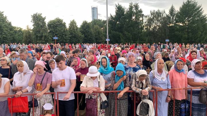 В Екатеринбурге прошло первое богослужение Царских дней под открытым небом