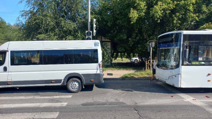 Два рейсовых автобуса столкнулись в Тольятти - три женщины получили травмы