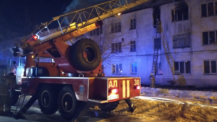 В Свердловской области почти полностью выгорел трёхэтажный дом