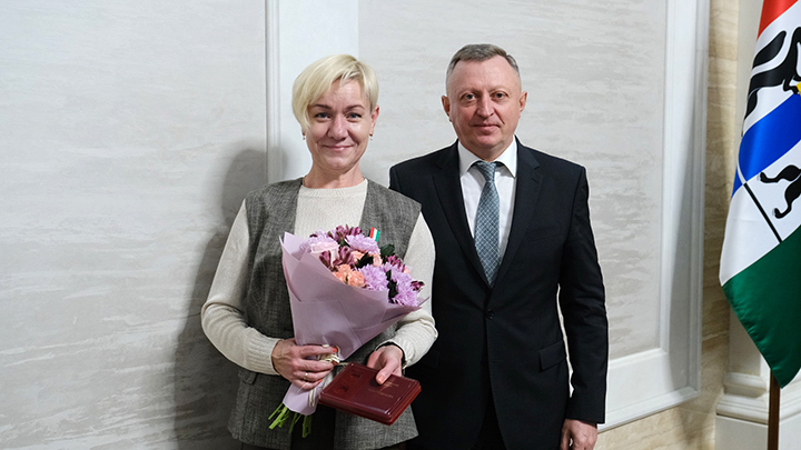Многодетным матерям вручили награды в правительстве Новосибирской области