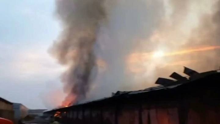 На Кубани тушат ангар на площади 5 тыс. кв. метров