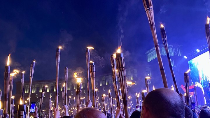 Сердца, требующие и верующие: Мир на один день замер, люди с факелами напомнили о Геноциде армян