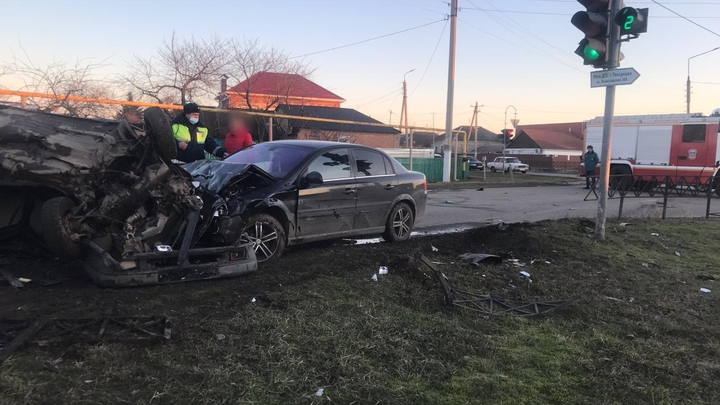 На Кубани полицейский может стать виновным в ДТП, где погибли двое и пострадали женщина с ребенком