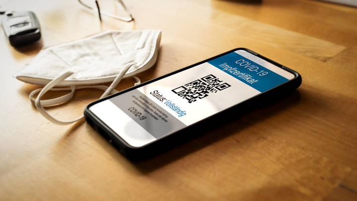 В МФЦ начали выдавать сертификаты с QR-кодом: в первый день сделано 50 тысяч распечаток