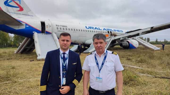 Следователи допросили КВС самолёта Уральских авиалиний после посадки в поле