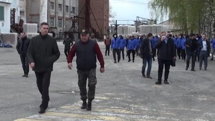 Что делала полиция на стекольном заводе в Анопино: спасала от захвата или защищала захватчика?