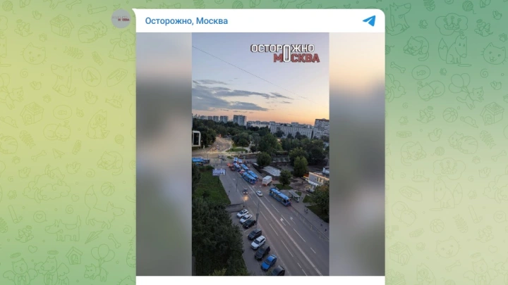 Столкновение двух пассажирских автобусов парализовало движение в Москве