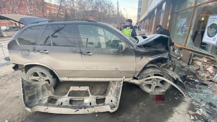 Опубликовано видео ДТП со сбившим пешеходов BMW X5 в центре Новосибирска