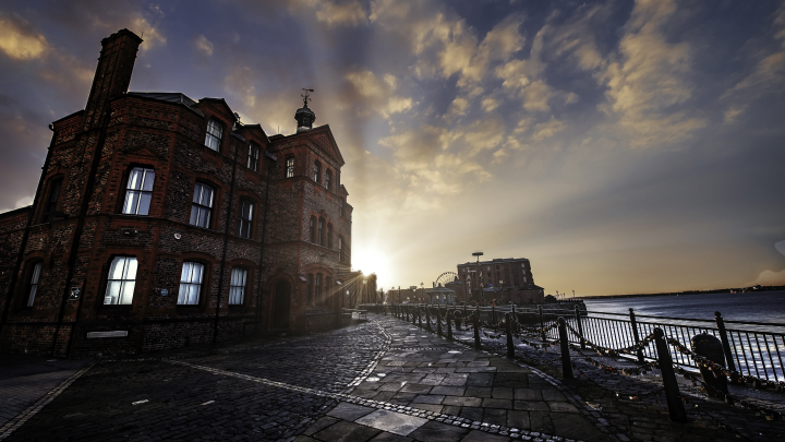 Люди латают дыры в домах. Олигархи обеспечивают себе пенсию за счёт России. Пора это остановить