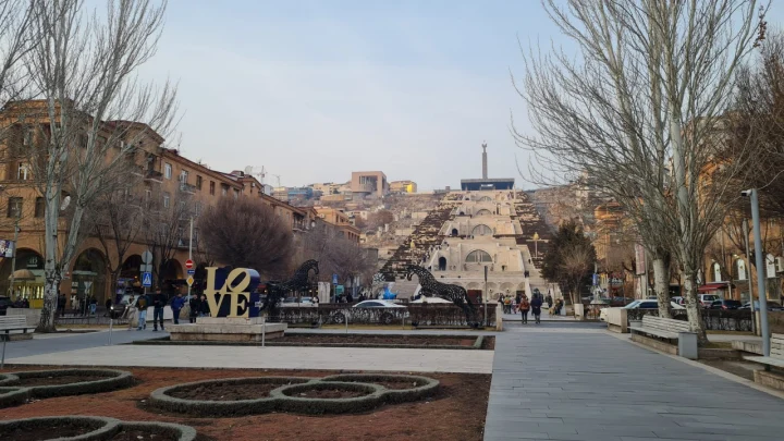 Заткни рот: Туристке из России досталось в Ереване. У меня всё кипит от этих кадров. Как так можно?