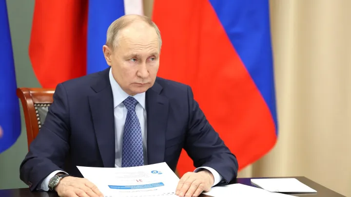 Путин разрешил увольнять силовиков без пособия за статус иноагента и второе гражданство