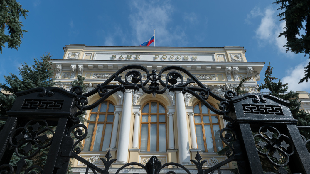 Банк России сообщил об уменьшении международных резервов на 6,1 млрд долларов