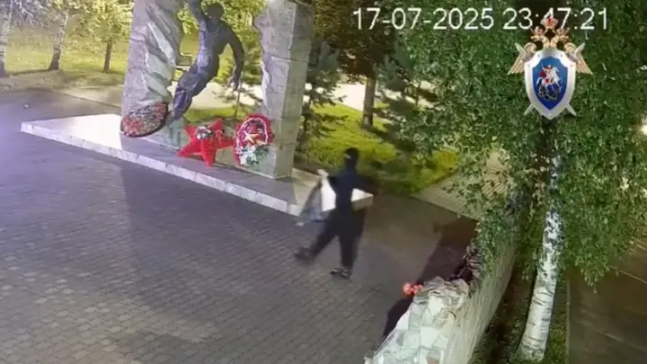 Орудовал кувалдой: в Челябинской области вандал разрушил мемориал погибшим на СВО