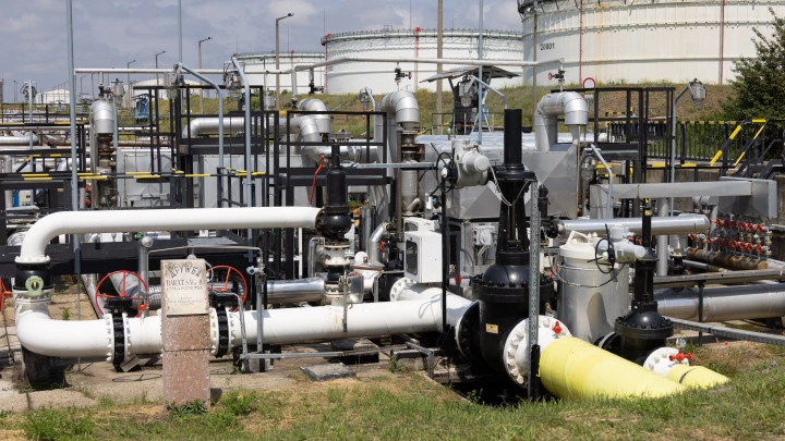 После взрывов на нефтезаводах в Венгрии и Румынии заметили странное совпадение. Дружбе конец?
