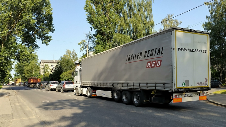 В самарском поселке Зубчаниновка девочка попала под колеса автомобиля