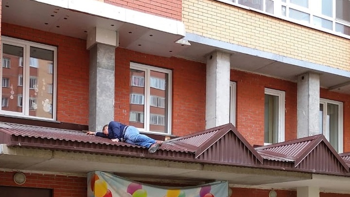 В Новосибирске мужчина выпал из окна третьего этажа на козырёк подъезда