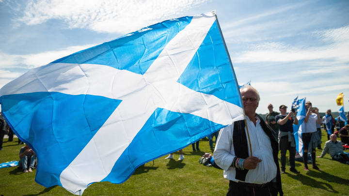 Детишкам психолог не понадобился? Травести-диву пригласили выступить перед малышами в школе Шотландии