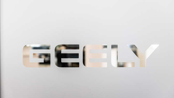 В Петербурге автомобилист на Geely покалечил двух пенсионерок. Одна в тяжелом состоянии