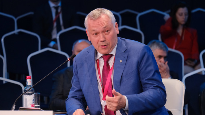 Губернатор Новосибирской области поздравил медиков с профессиональным праздником