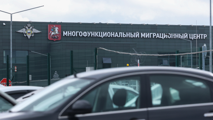 Мигранты выселили из квартиры петербуржцев: бесчинства в городе продолжаются