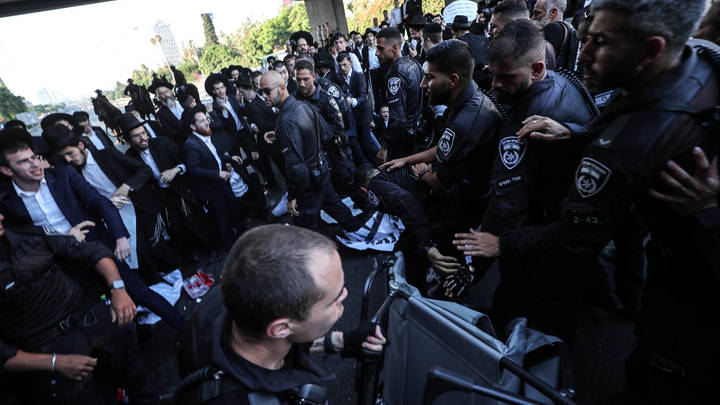 Израильского генерала избили евреи под крики Убийца!