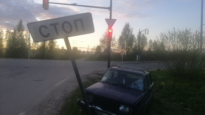 Под Ивановом 73-летний водитель умер за рулем и врезался в дорожный знак
