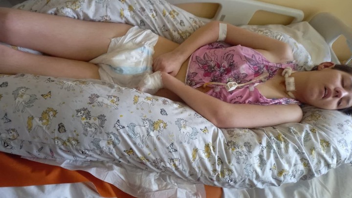 Бросили гнить заживо: из больницы Крыма беспомощную девушку выписали с пролежнями до кости